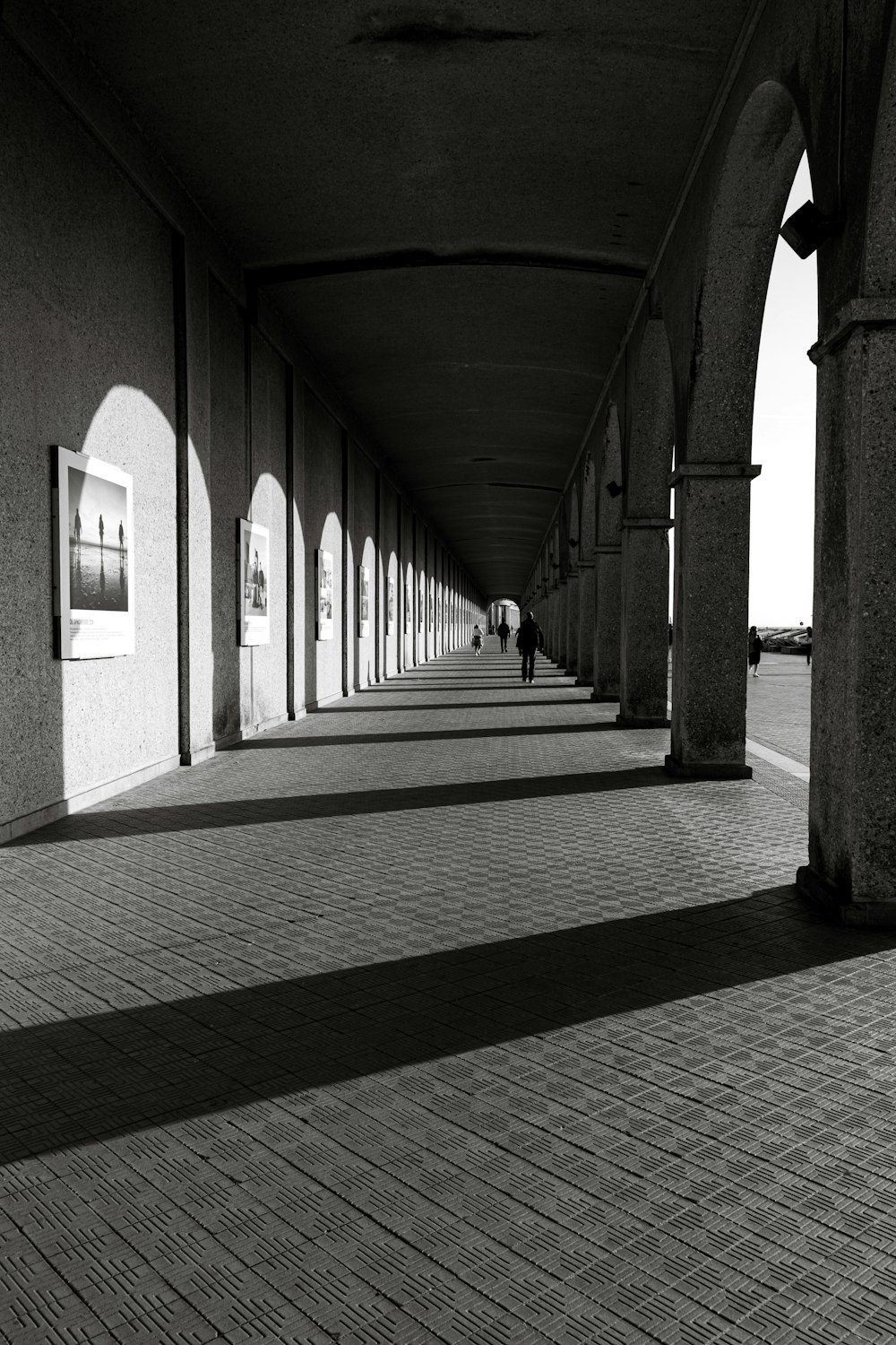 une photo en noir et blanc d’une passerelle