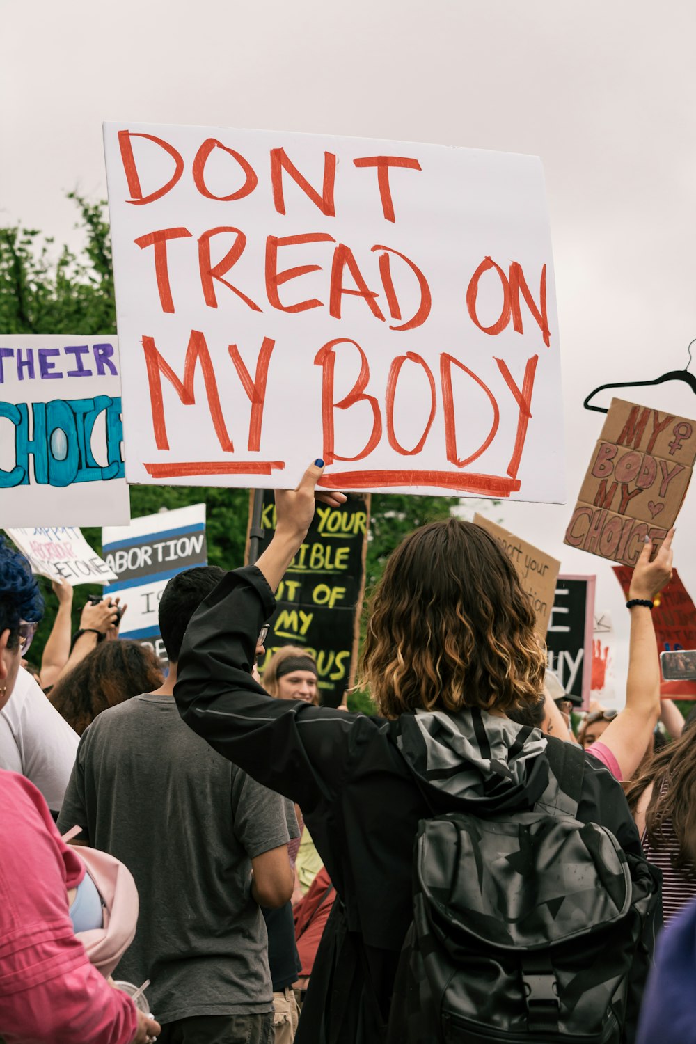 eine Gruppe von Menschen, die Schilder halten und protestieren