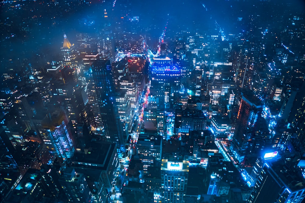 Une vue aérienne d’une ville la nuit