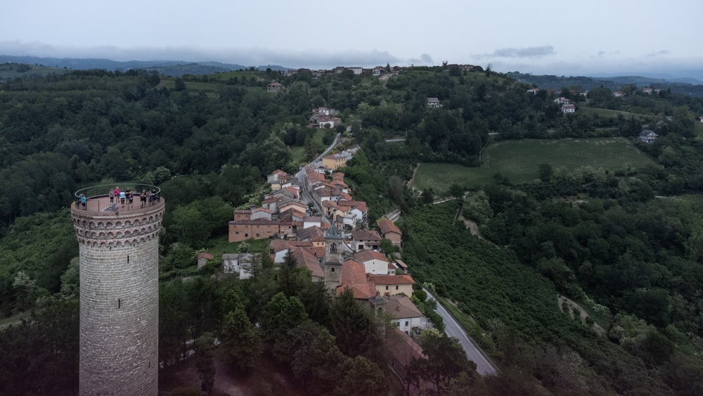 une vue aérienne d’un village dans les montagnes