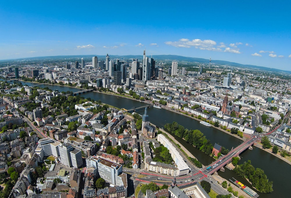 Eine Luftaufnahme einer Stadt und eines Flusses