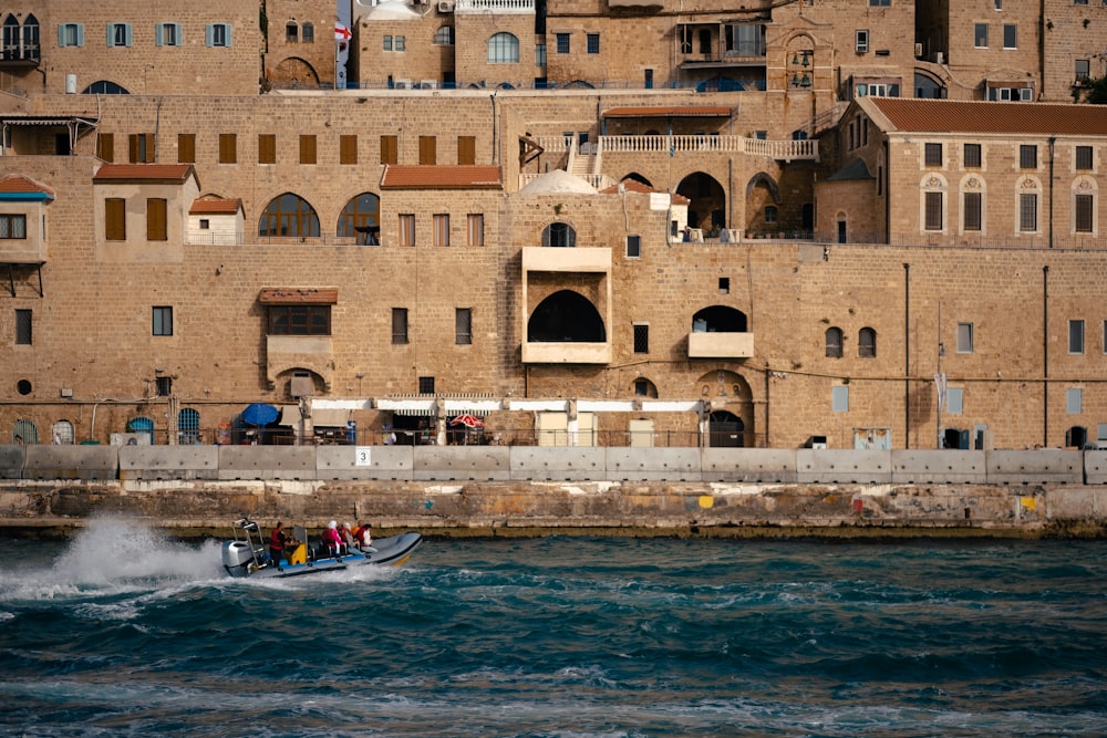 a boat in the water in front of a building