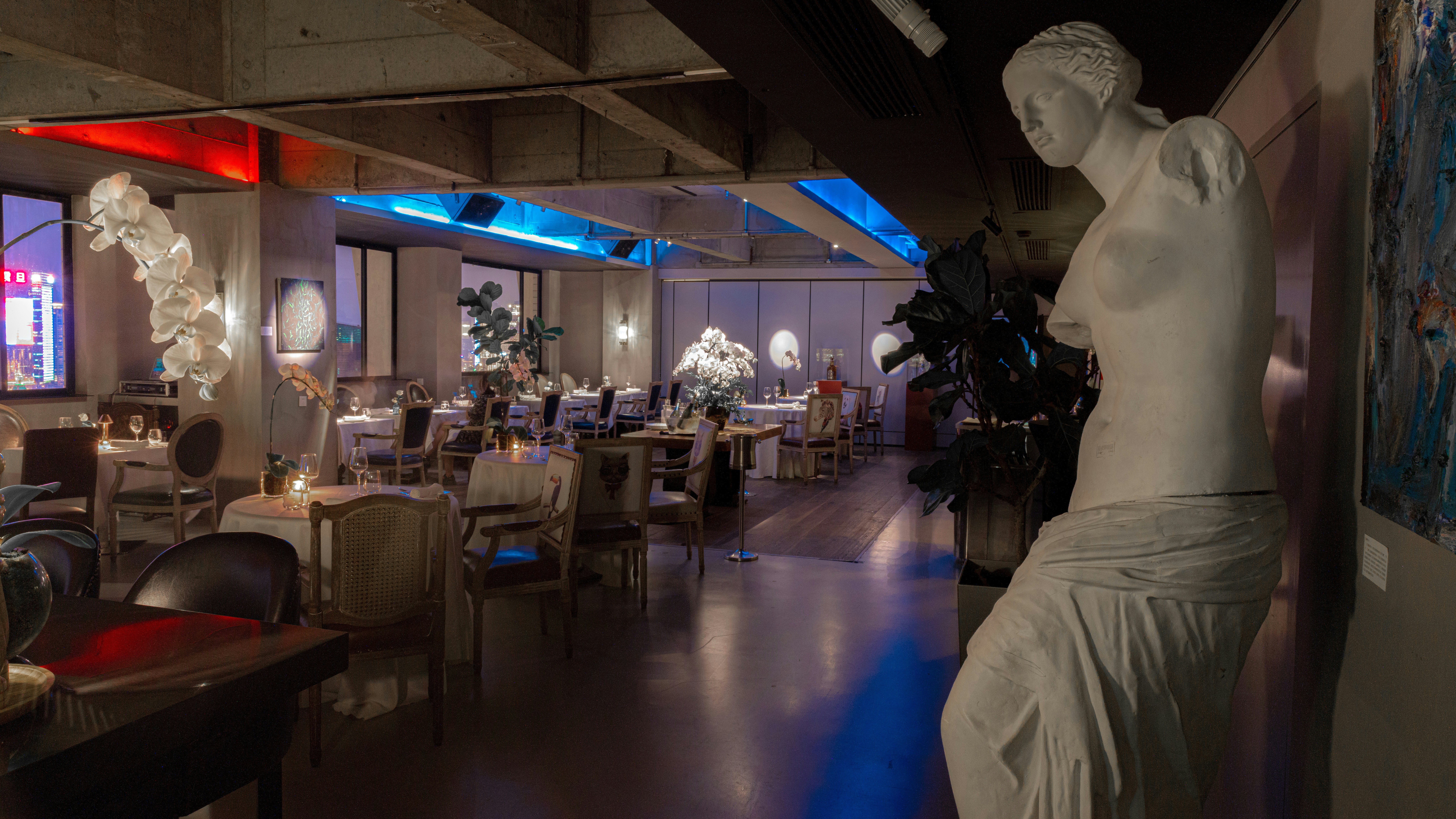 patung seorang wanita di sebuah restoran