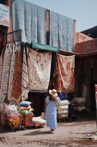 Souk animé dans la médina de Marrakech avec ses étals colorés