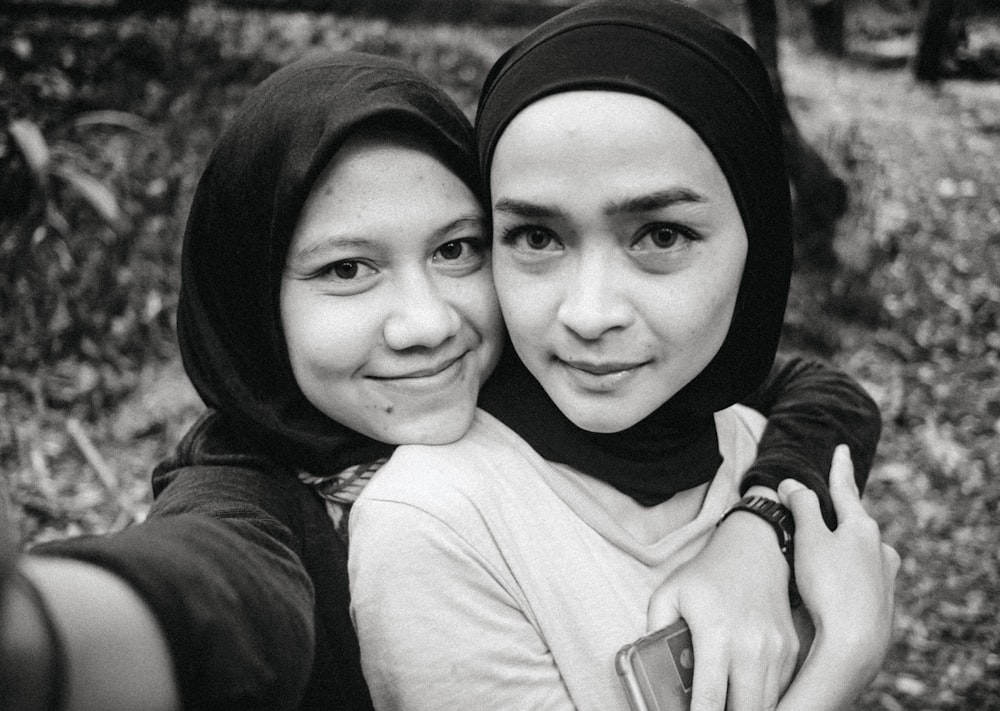Deux femmes prennent un selfie sur une photo en noir et blanc