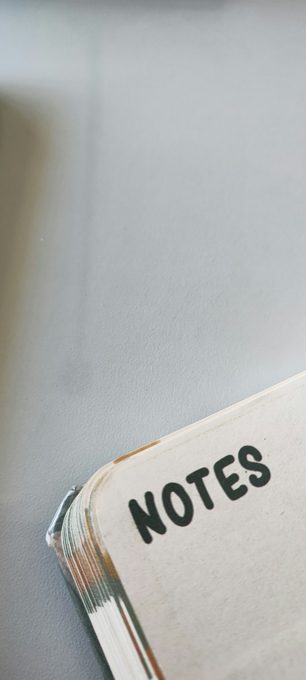 um close up de um caderno de anotações em uma mesa