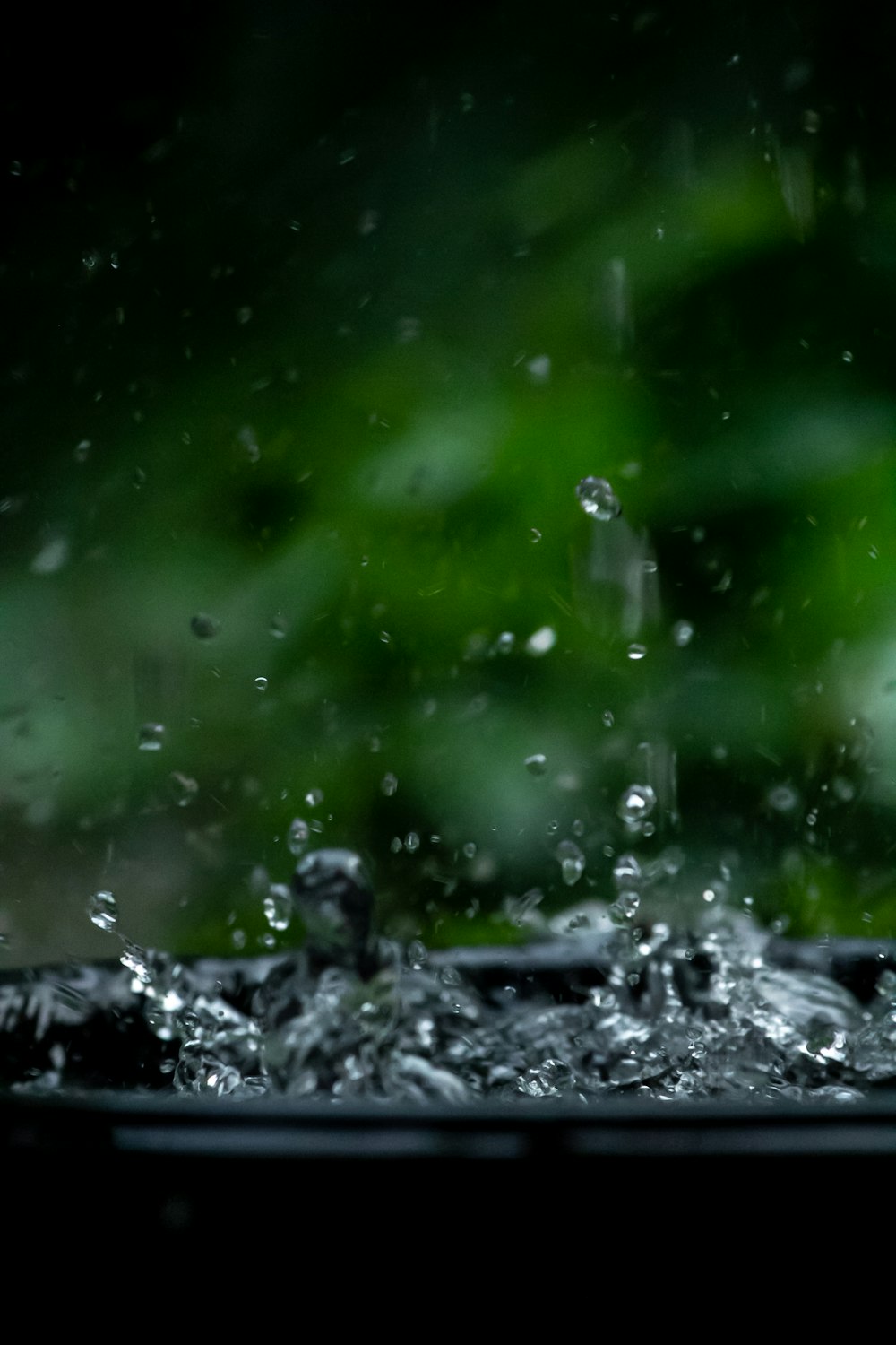 un gros plan d’une fenêtre avec de l’eau dessus