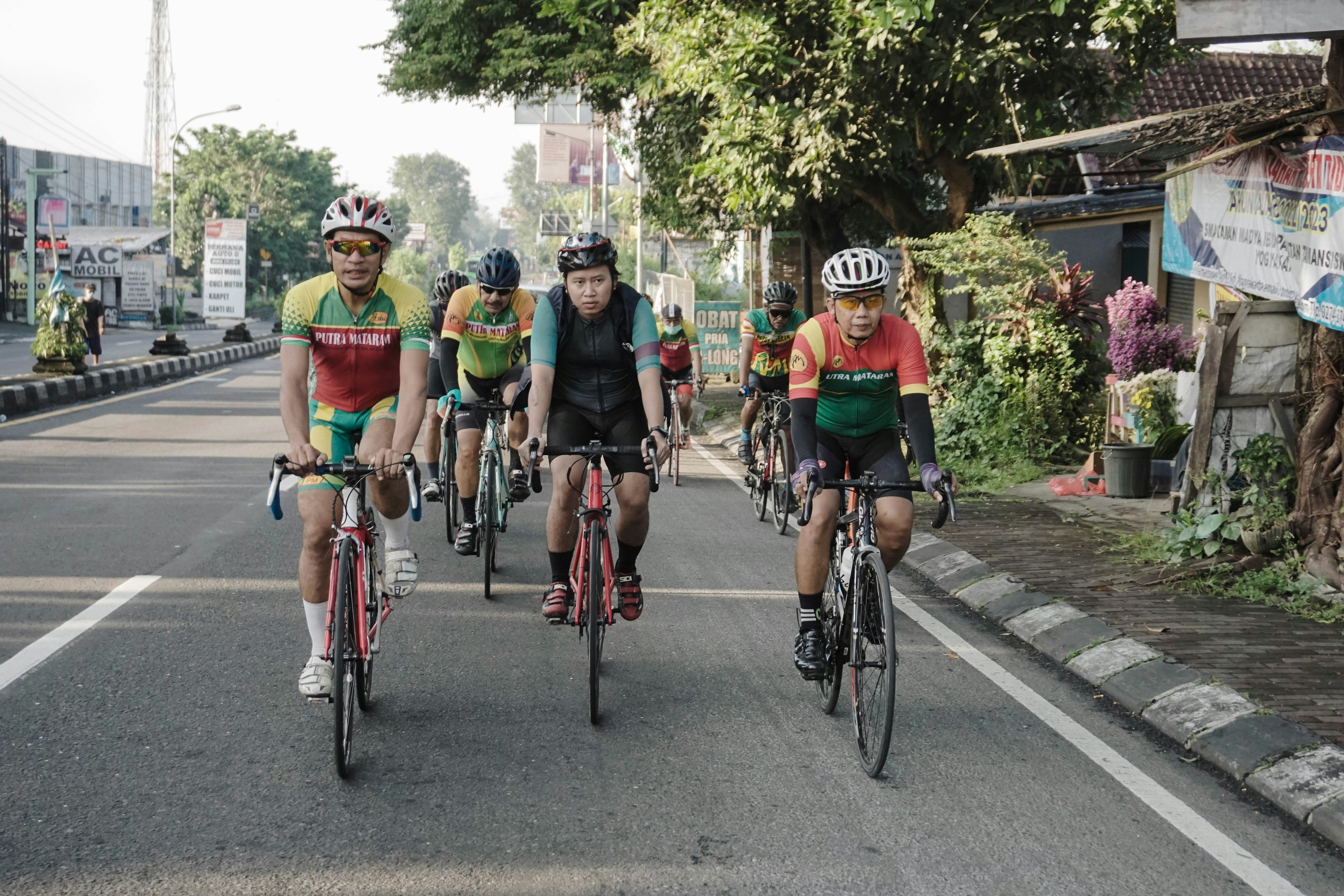 sekelompok orang mengendarai sepeda di jalan