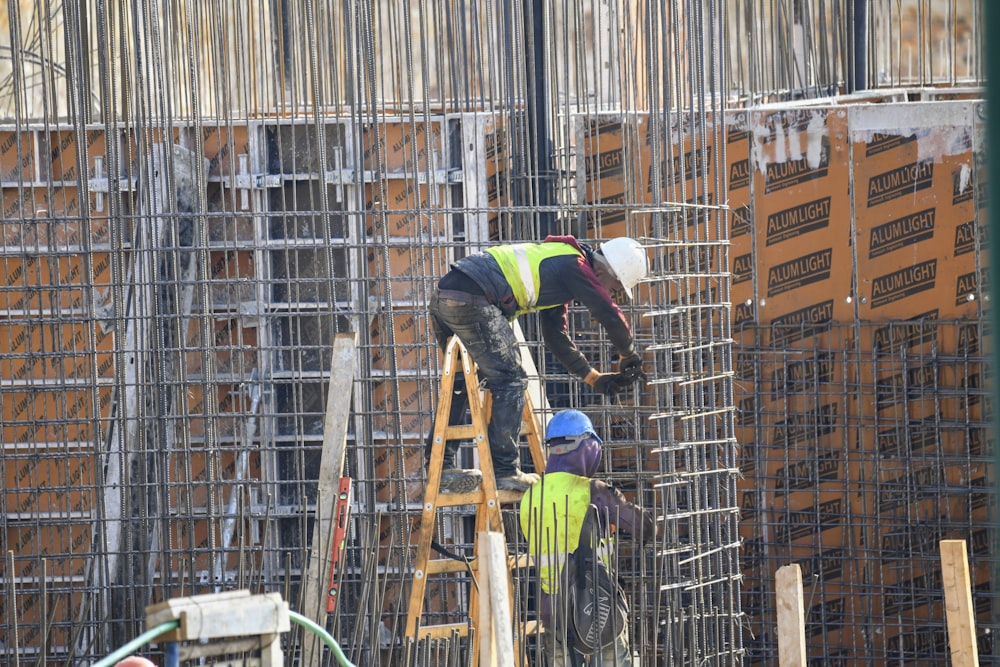 un groupe d’hommes travaillant sur un chantier de construction