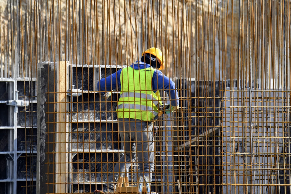 Un hombre con un chaleco de seguridad trabajando en un sitio de construcción