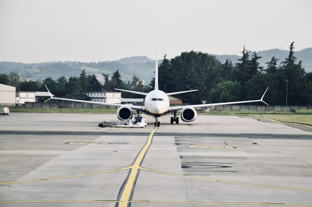 공항 활주로 위에 앉아 있는 대형 여객기