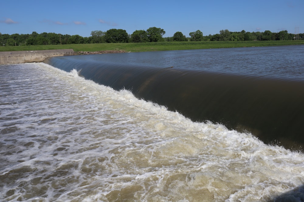 the water is flowing down the side of the dam