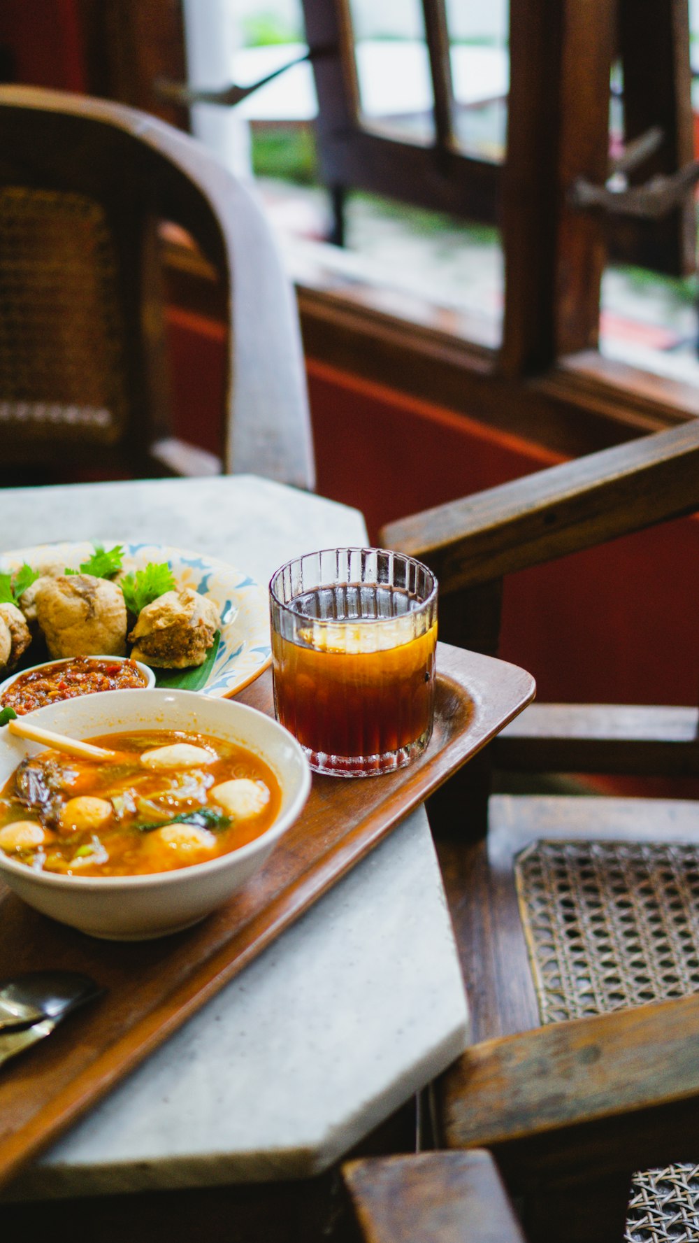 un plato de sopa y un plato de comida en una mesa