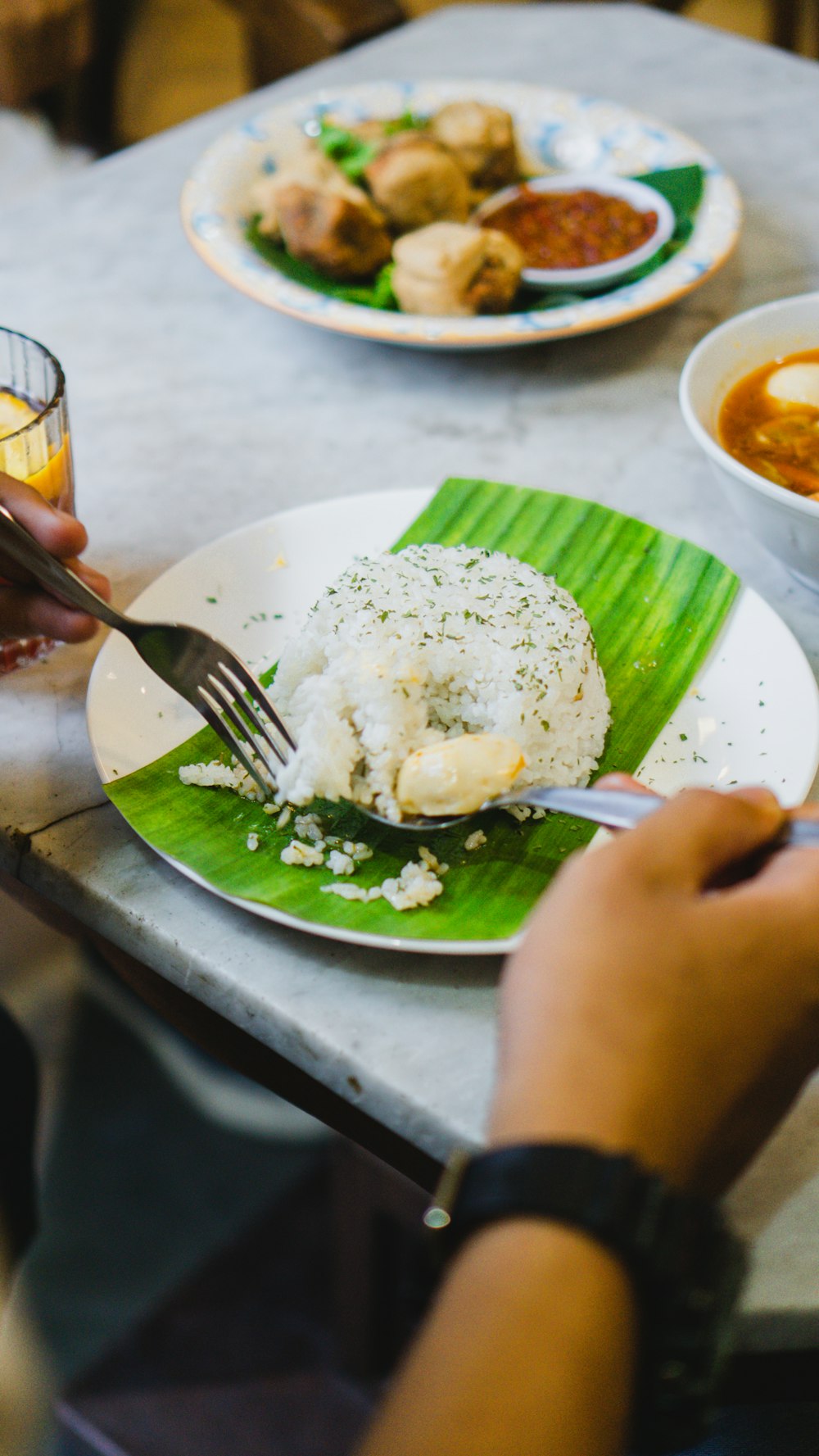 una persona está comiendo una comida en un plato