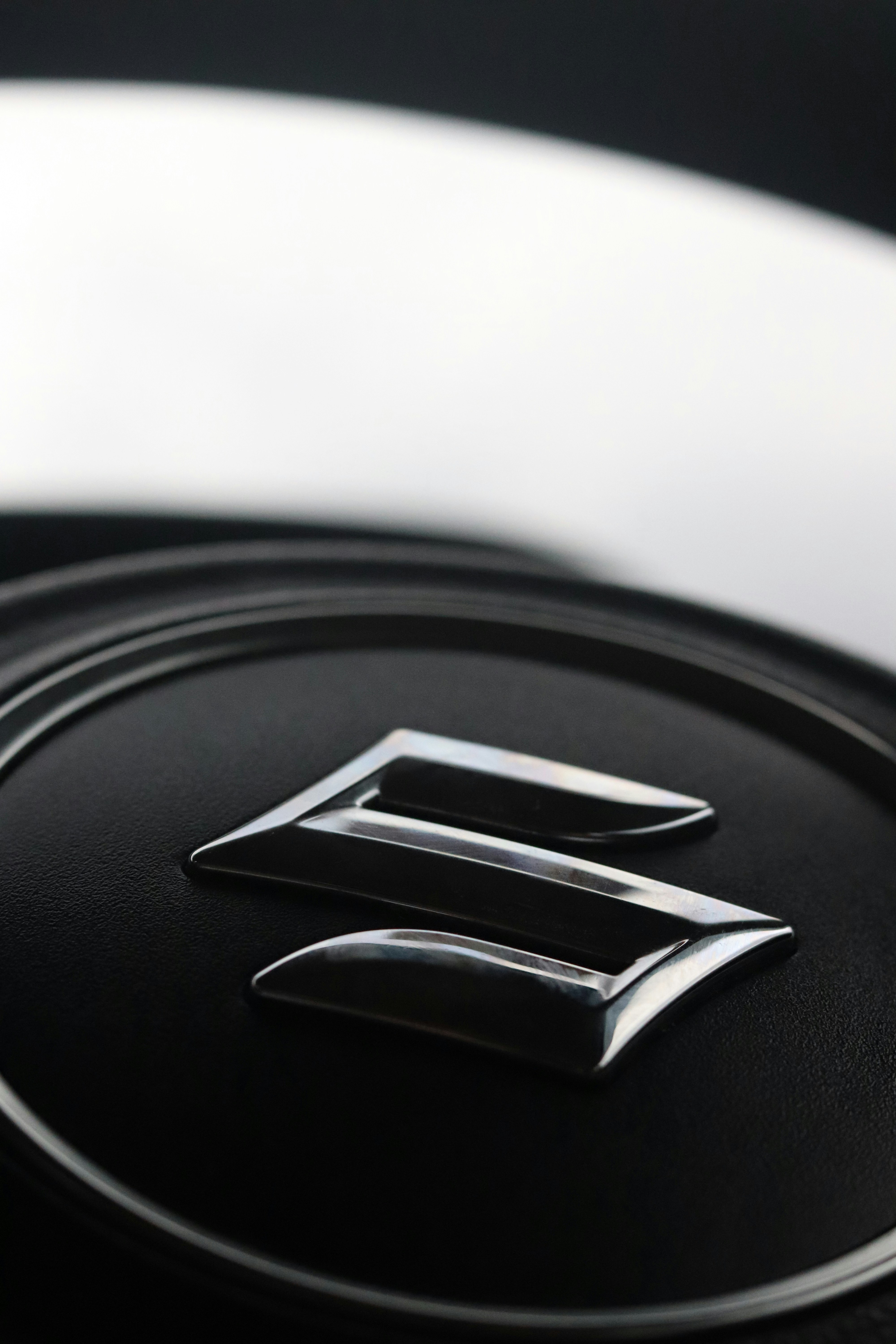Un primer plano del emblema en un coche