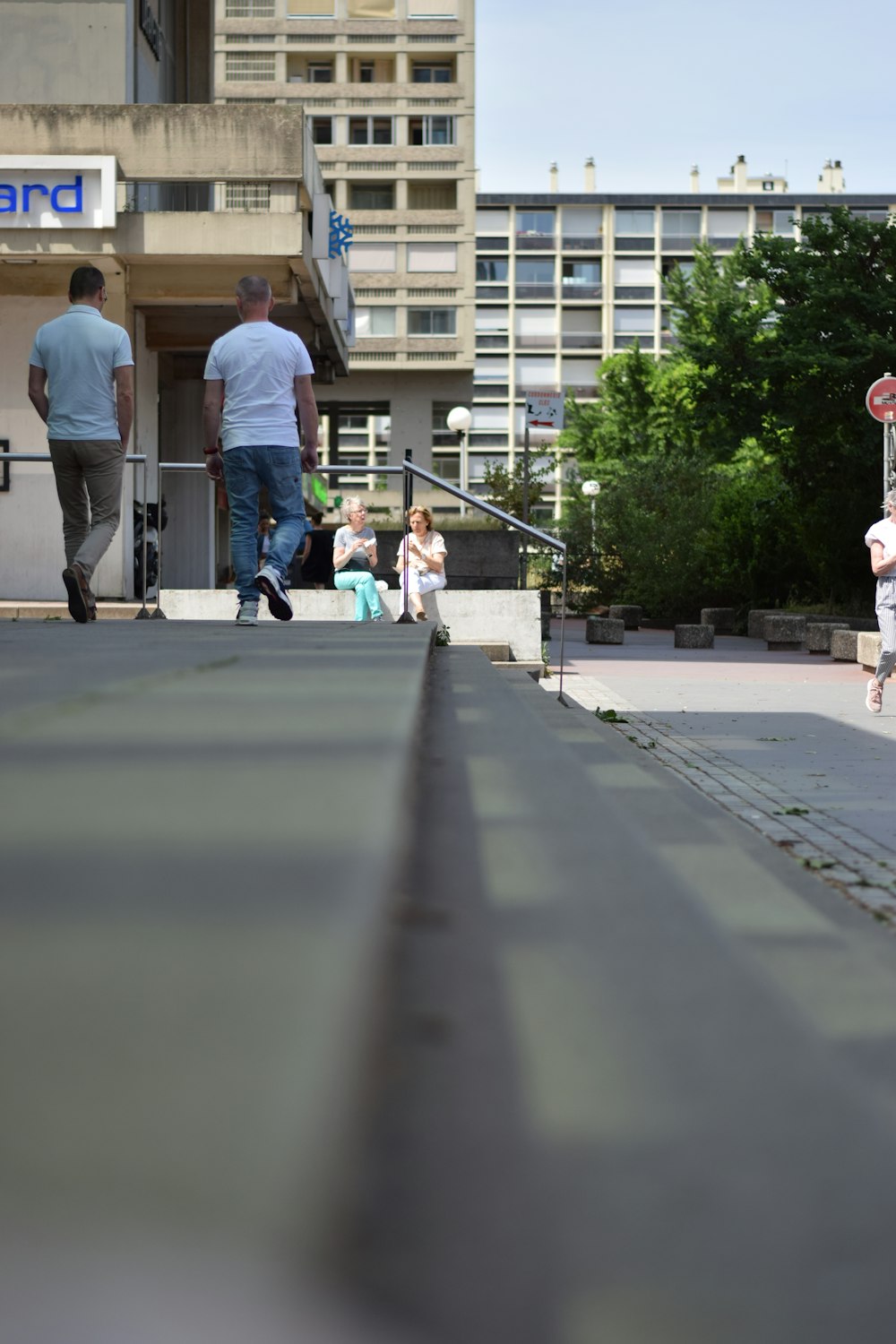 Un gruppo di persone che camminano lungo una strada accanto a edifici alti