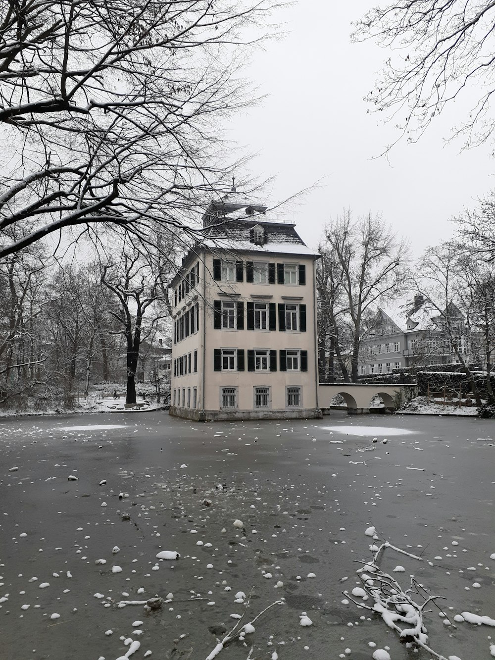 a large white building sitting in the middle of a park