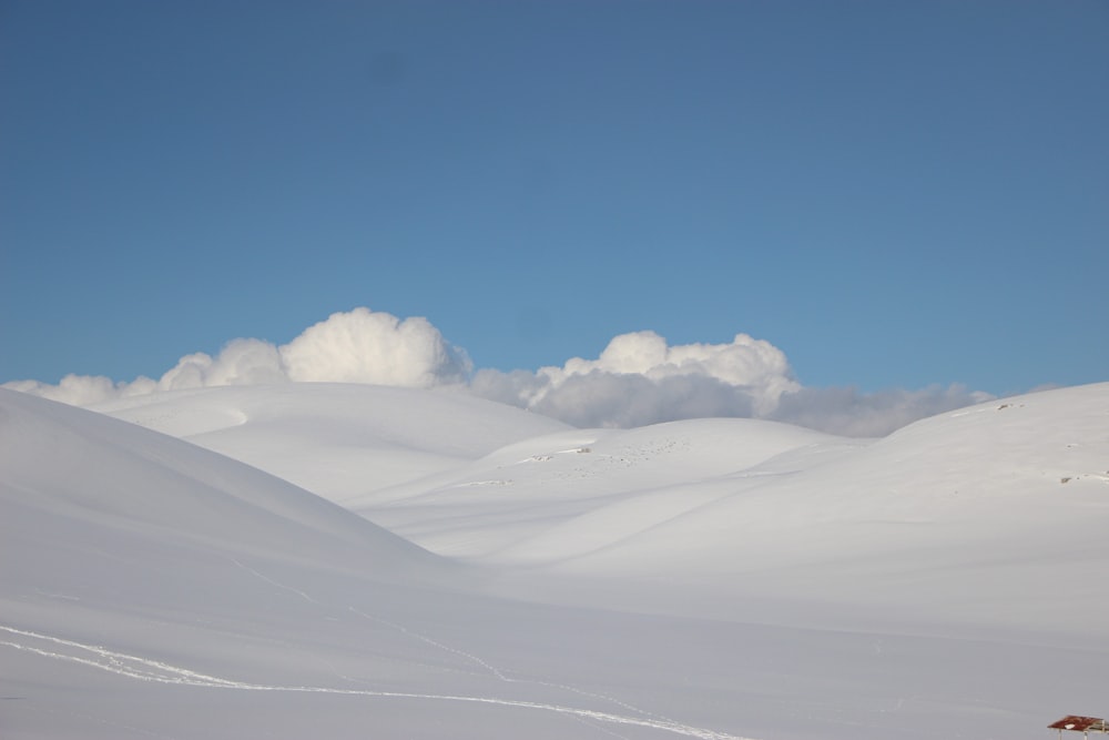 Una persona sugli sci nella neve con le nuvole sullo sfondo