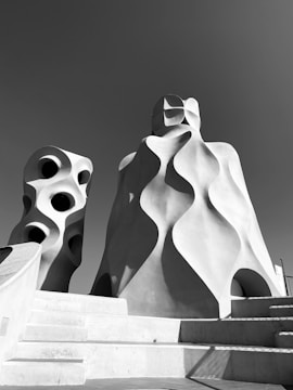 a black and white photo of a sculpture