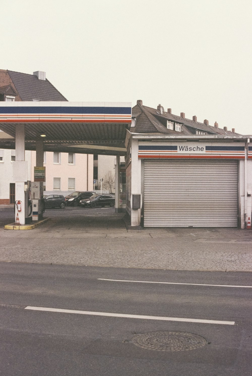 a gas station with cars parked in the lot