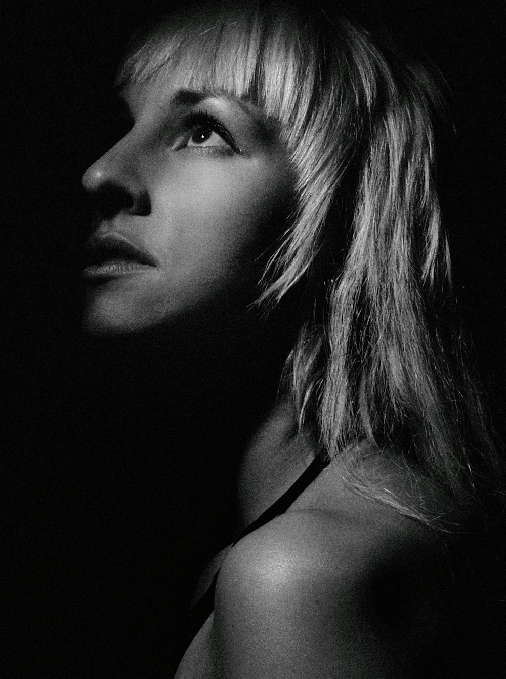 Una foto en blanco y negro de la cara de una mujer