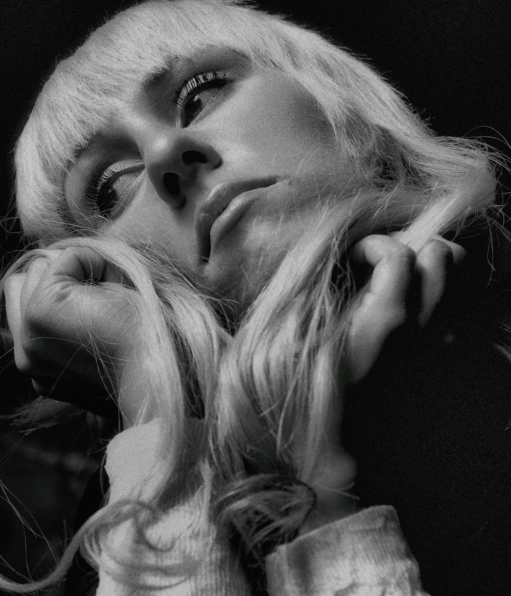 Una foto en blanco y negro de una mujer con cabello rubio