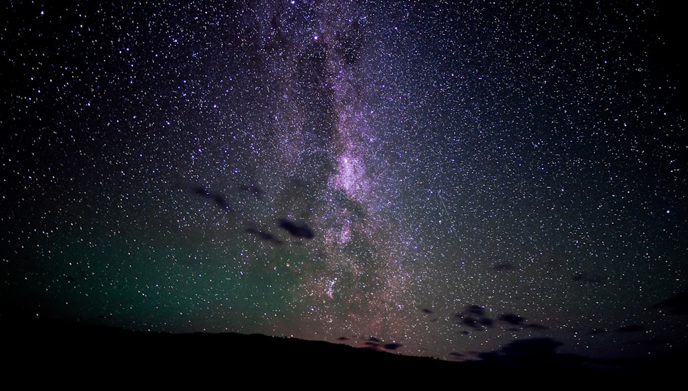 Le ciel nocturne avec les étoiles et le laiteux