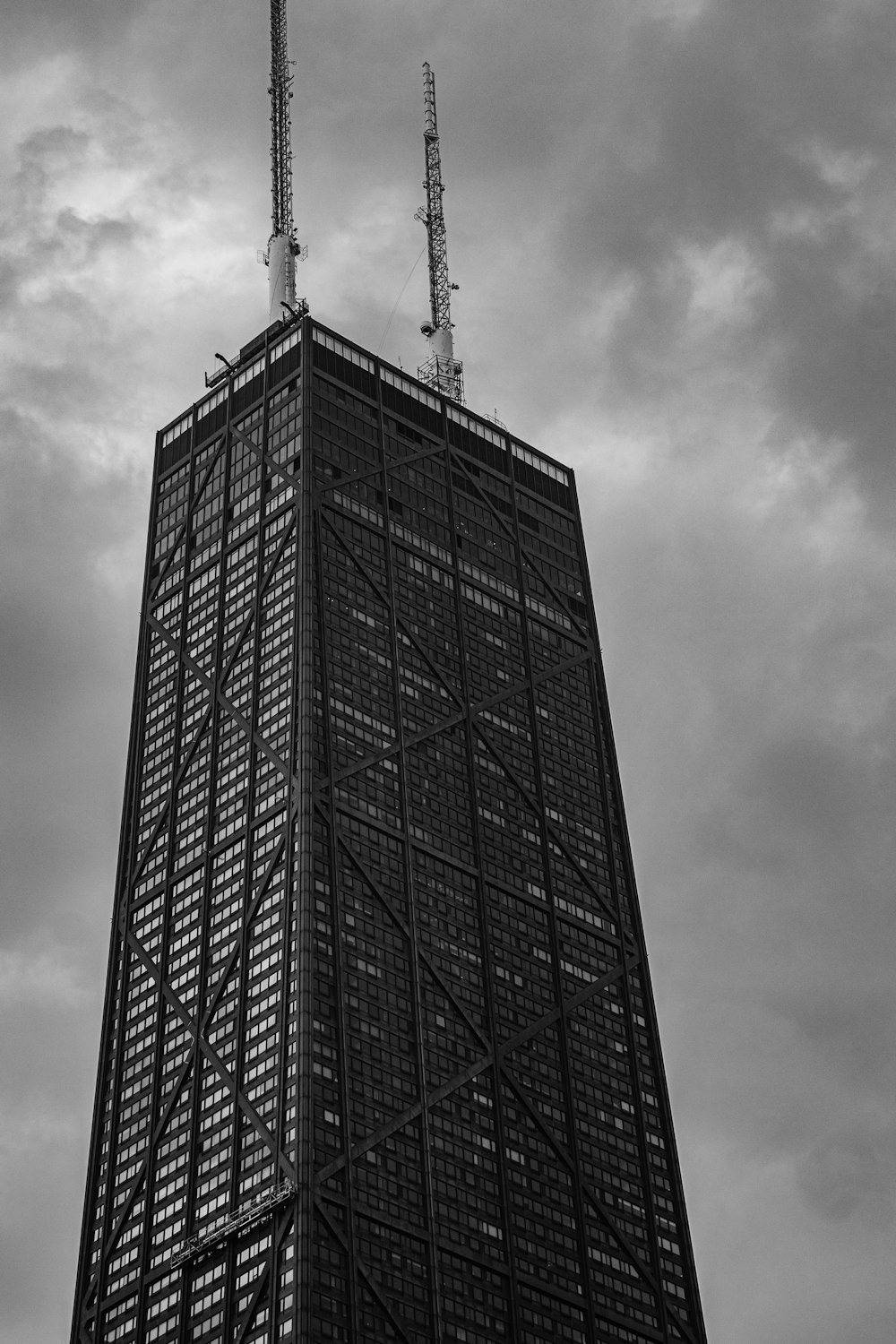 uma foto em preto e branco de um edifício alto