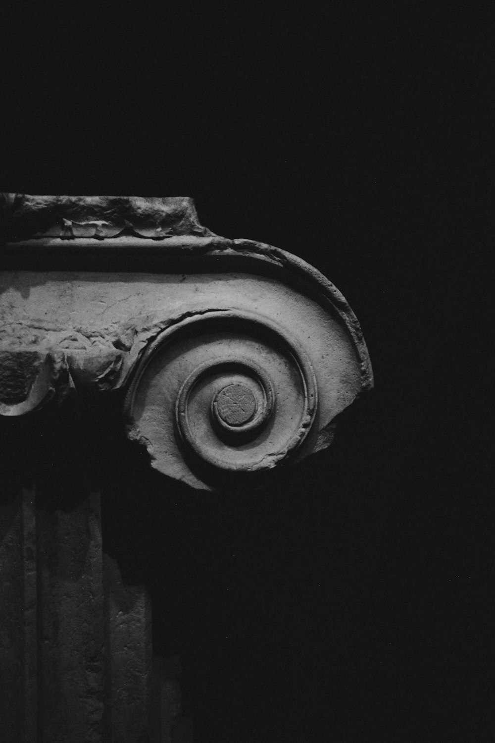 a black and white photo of a column