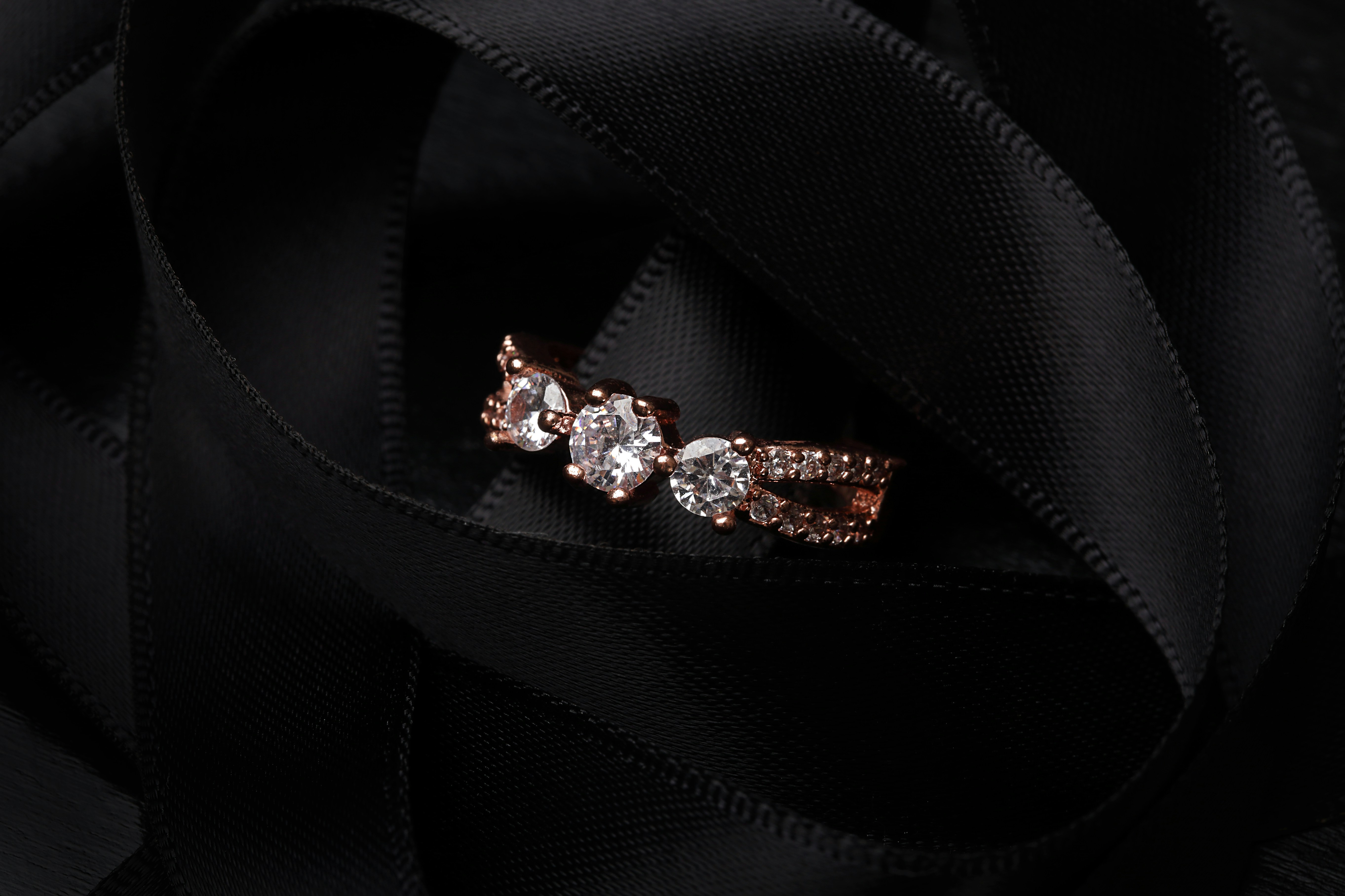 Şık bir stilin tamamlayıcısı olan zarif aksesuarlar ve dikkat çekici küçük moda detayları.