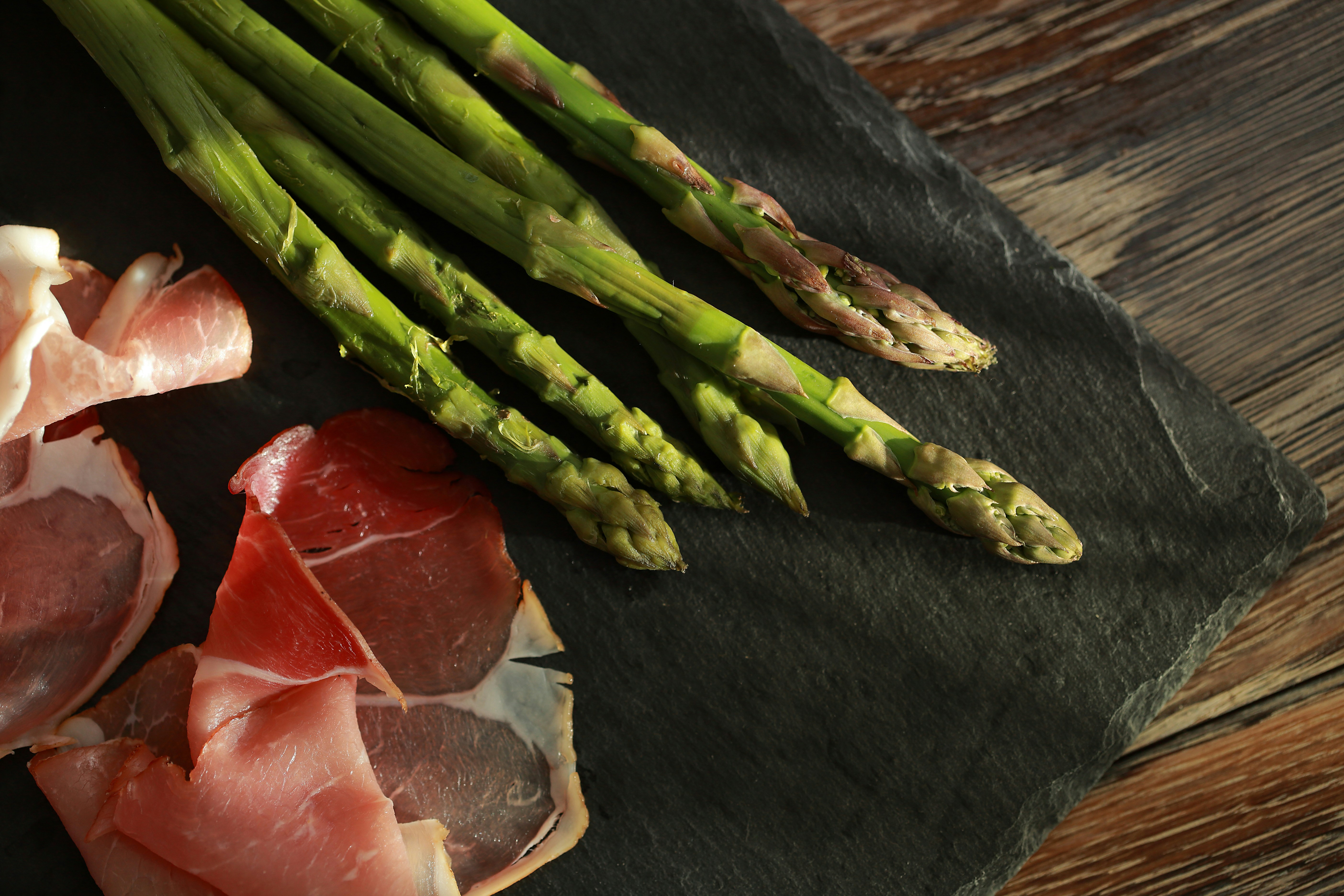 Asperges met Seranoham en Citroenboterzaus