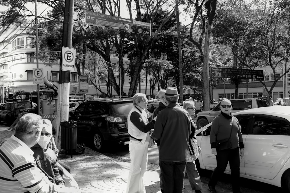 Una foto in bianco e nero di persone all'angolo di una strada