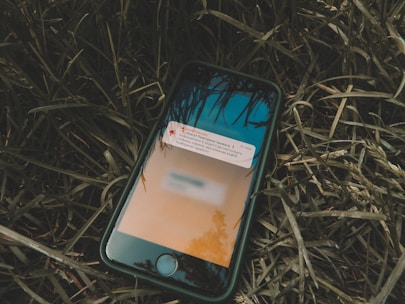 Close-up of a smartphone showing legal push notifications from gpjur.