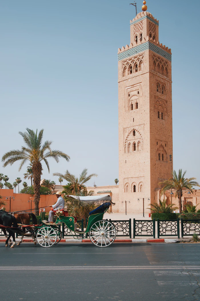 Calèche passant devant la Koutoubia, Marrakech