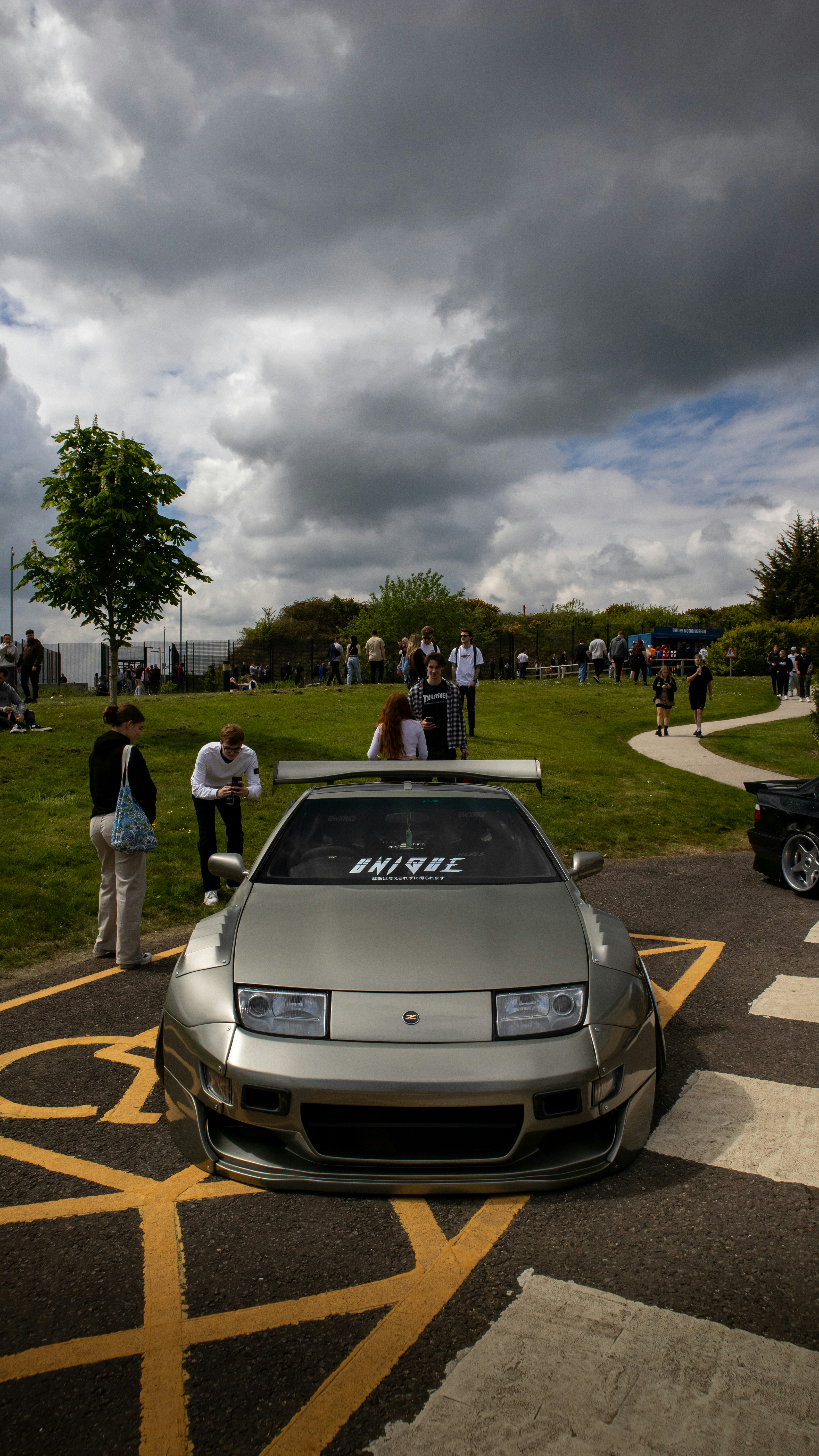 Une voiture de sport argentée garée dans un parking