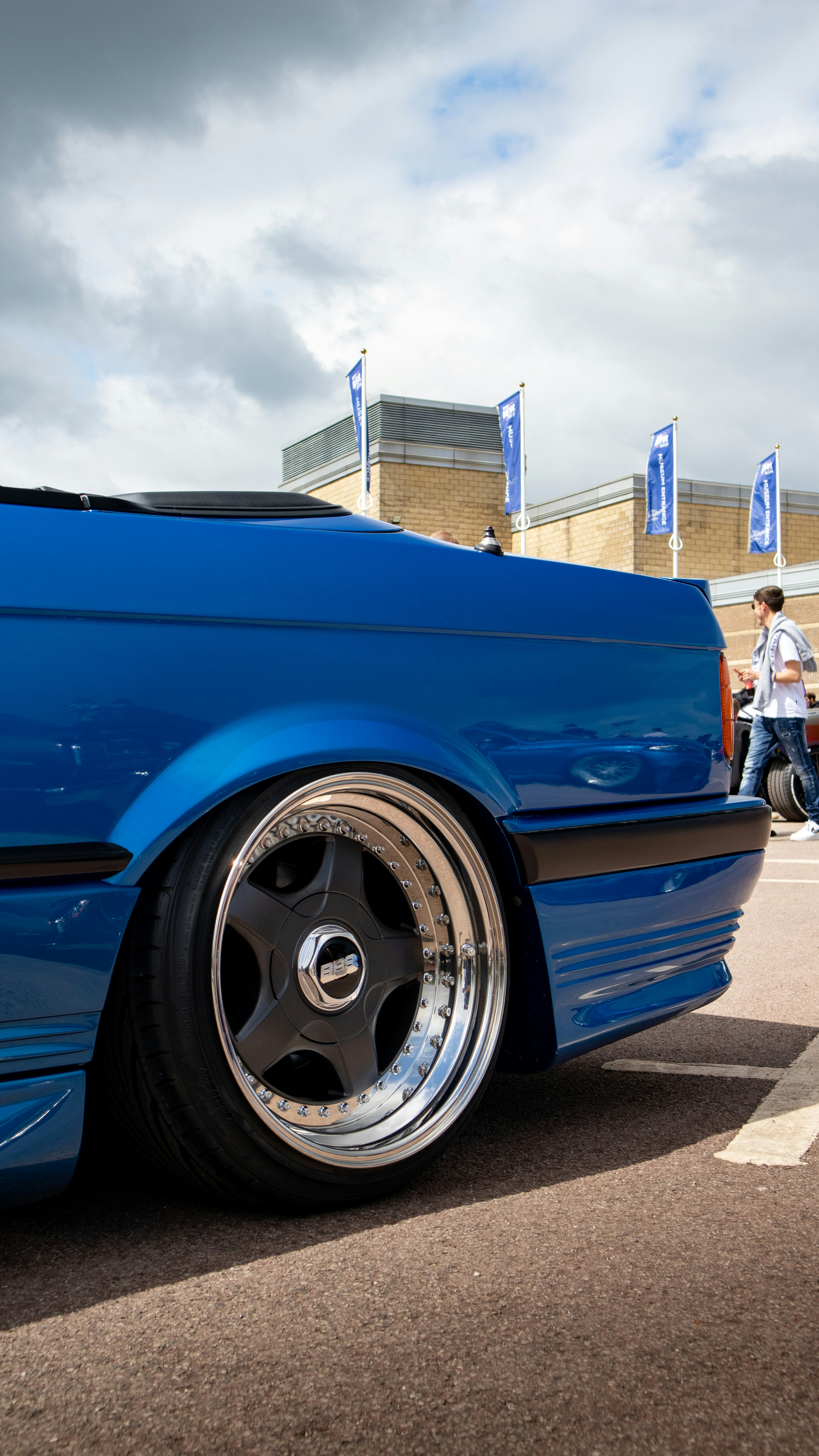 une voiture bleue garée dans un parking