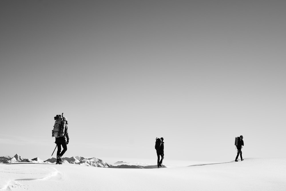 Eine Gruppe von Menschen steht auf einem schneebedeckten Hang