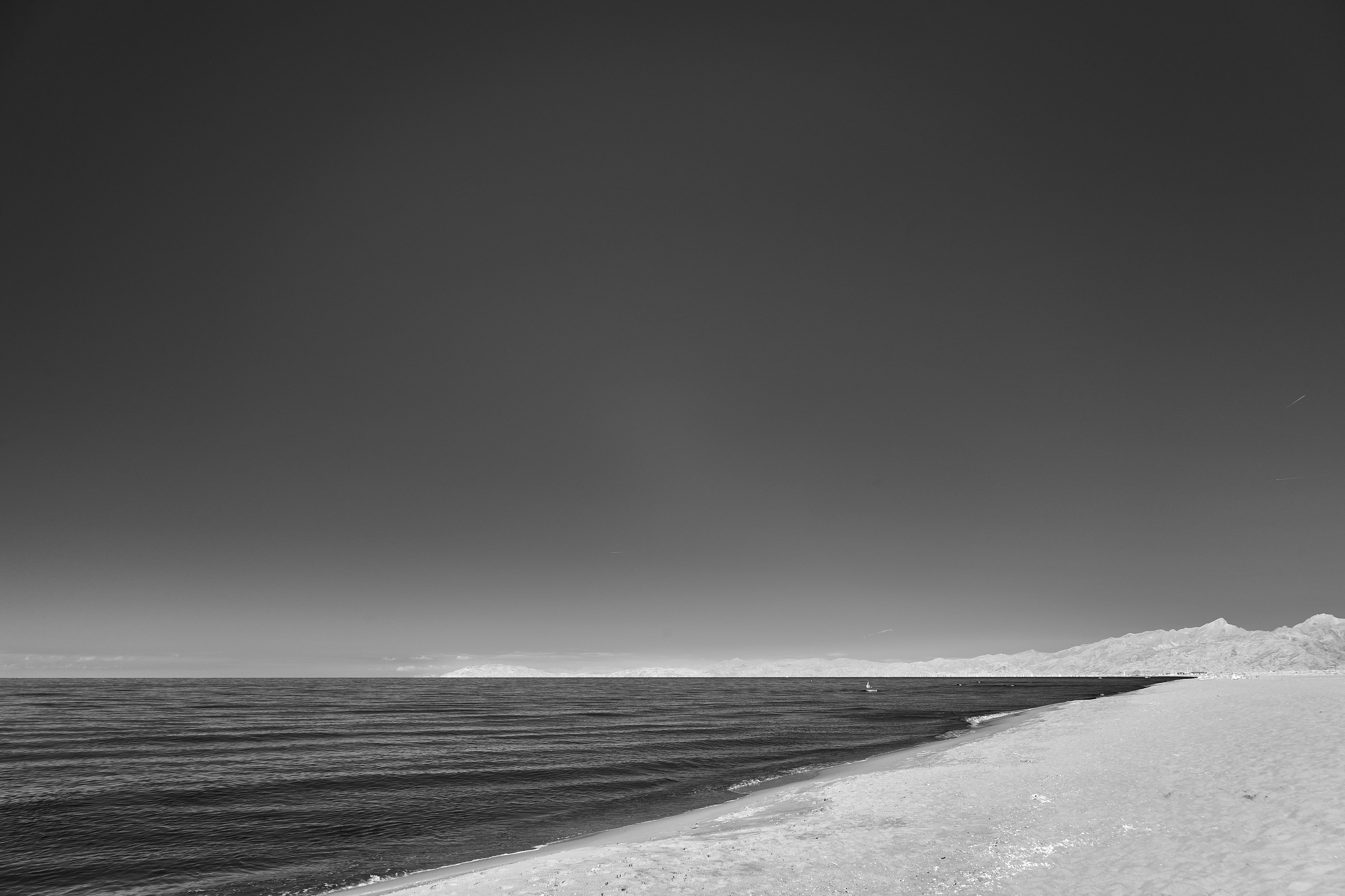 Une photo en noir et blanc d'une plage et de l'océan photo – Image gratuite  de Plage sur Unsplash, image size:3000x2000