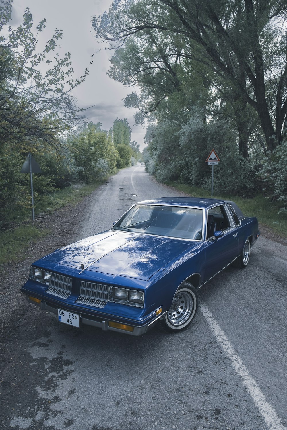 Ein blaues Auto am Straßenrand geparkt