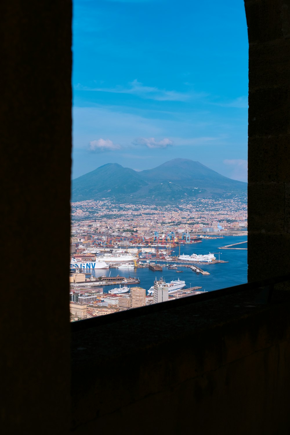 una vista di una città da una finestra