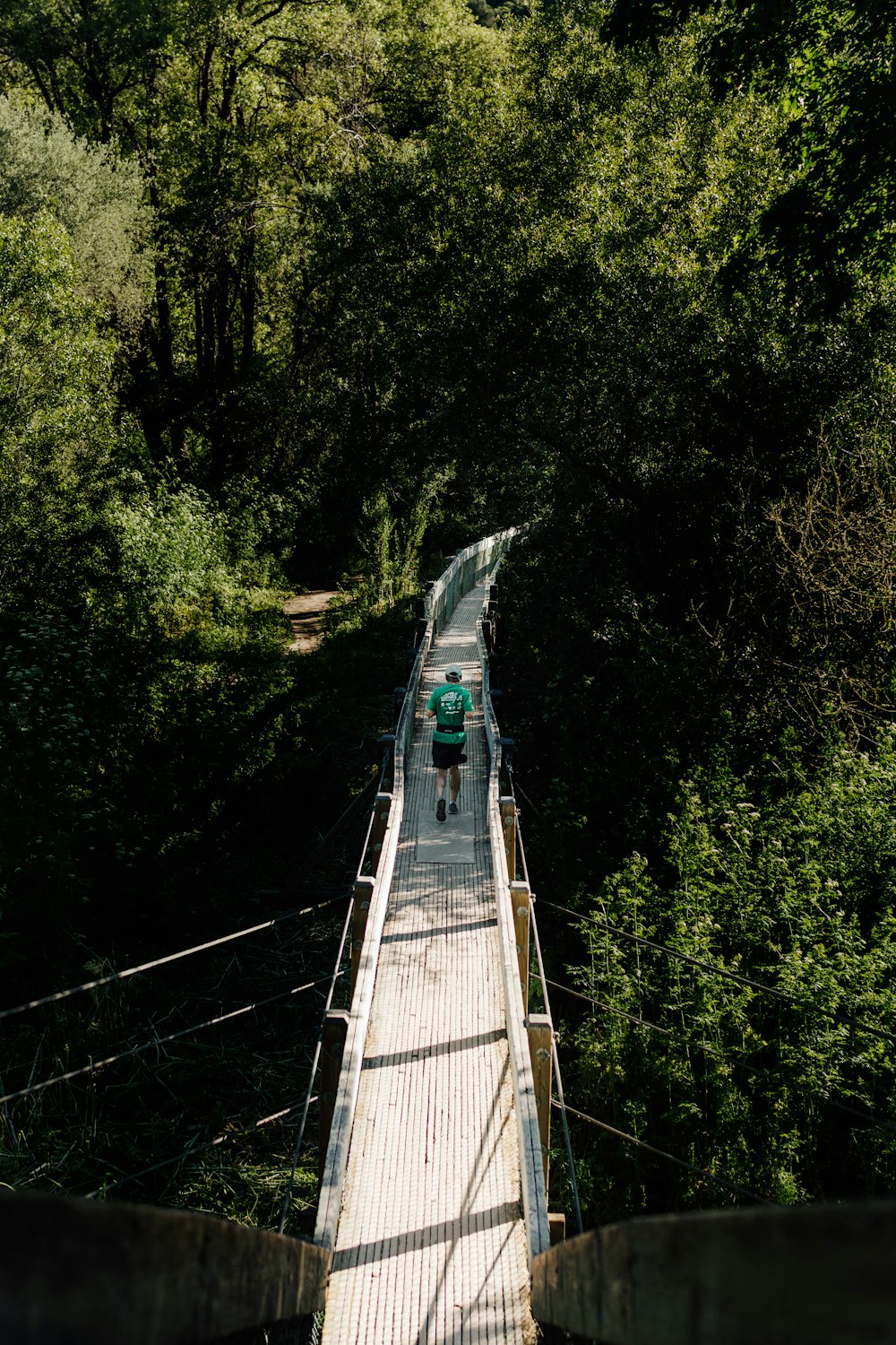 uma pessoa andando de bicicleta através de uma ponte