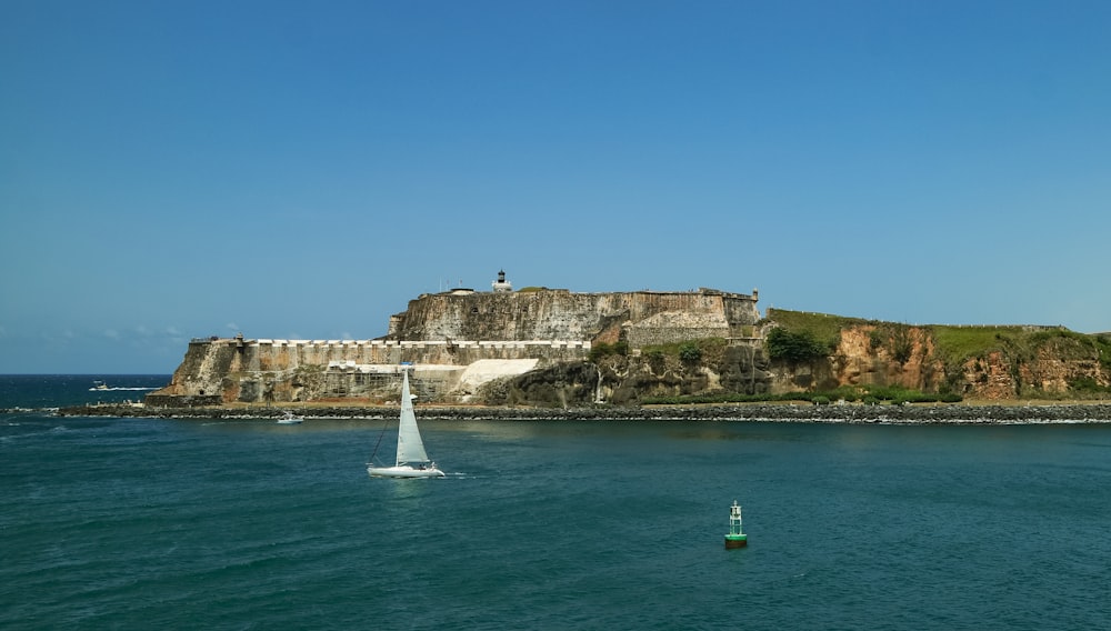 Un velero en el agua cerca de un gran castillo