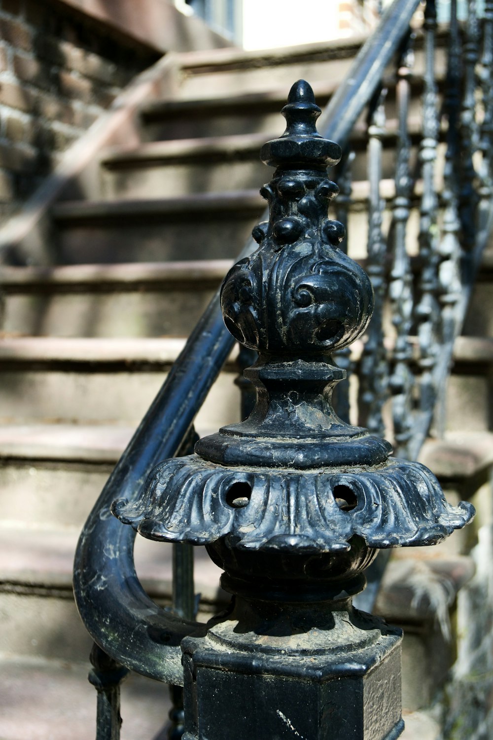 ein schmiedeeisernes Geländer auf einer Treppe in einer Stadt