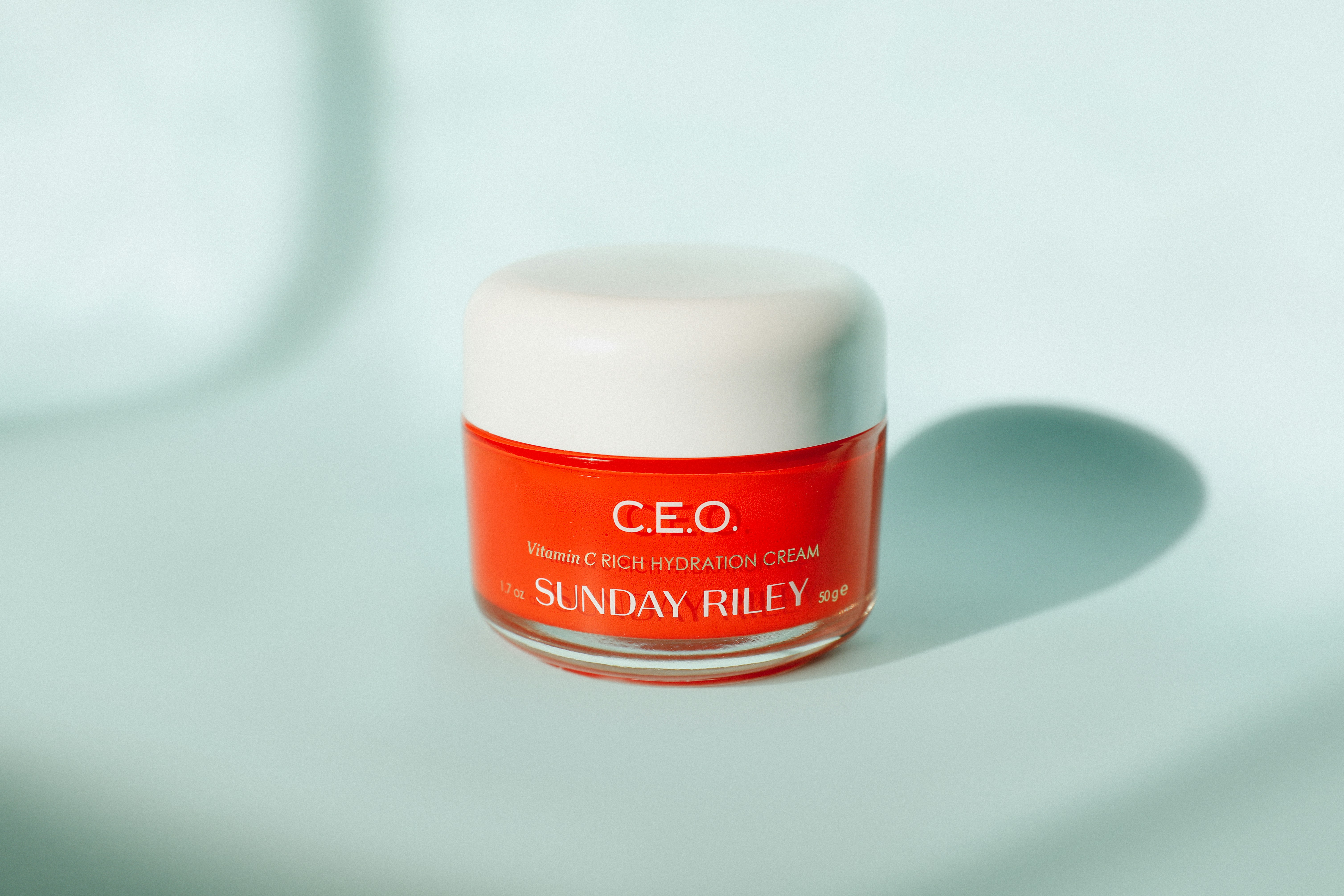 um frasco de gel riley diverso sentado em uma mesa