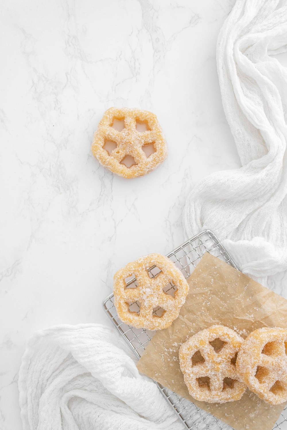 Un par de galletas sentadas encima de una mesa