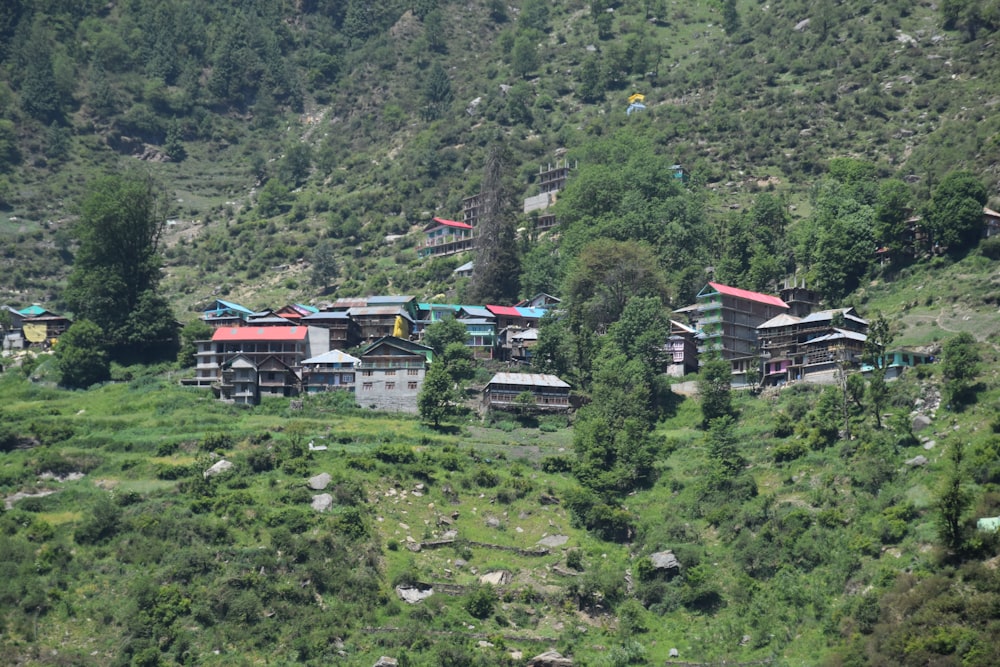 Eine Gruppe von Gebäuden an der Seite eines Berges