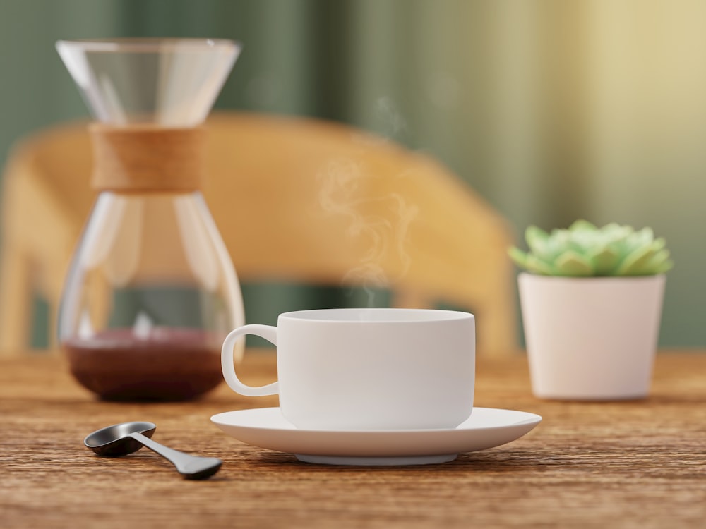 uma xícara de café e uma colher em uma mesa