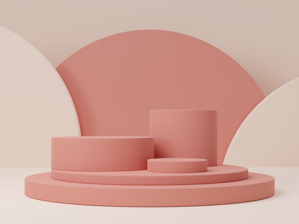 Eine rosa Skulptur sitzt auf einem weißen Tisch