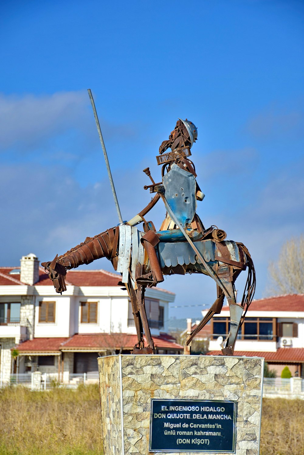 uma estátua de um homem em um cavalo com uma espada