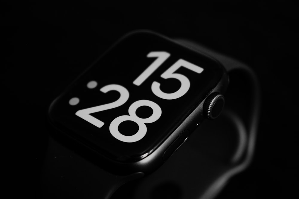um close up de um relógio de maçã preto e branco